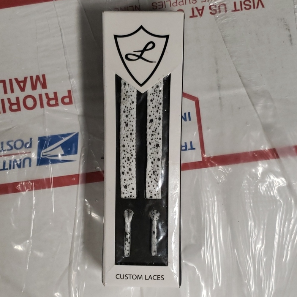 Nwt custom 54' laces wht w/ blk specs
